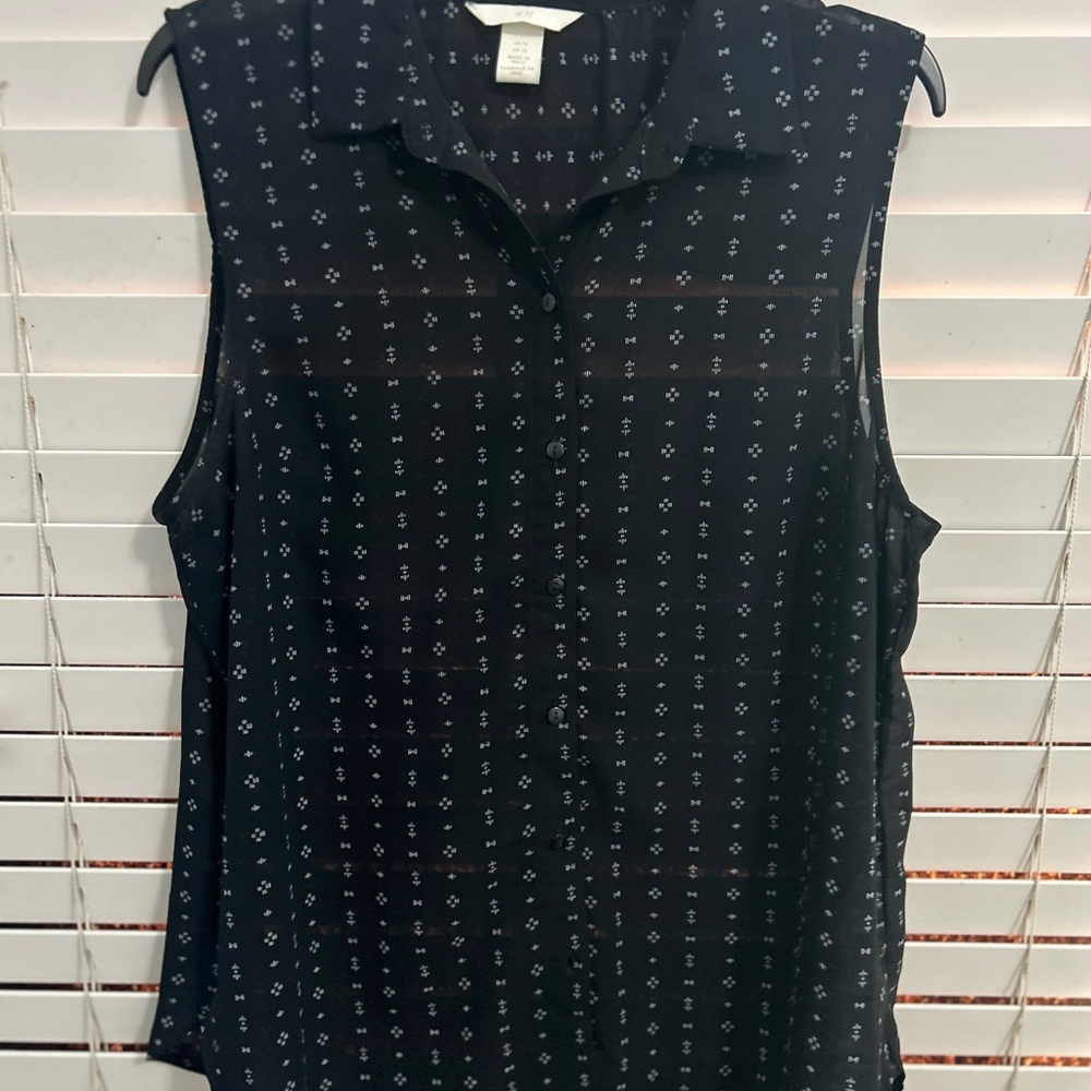H&M Blue and White Sleeveless Blouse with Notched Collar and Boxy Fit